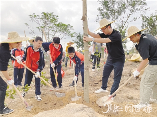 干部群眾響應(yīng)號(hào)召，參加義務(wù)植樹活動(dòng)。