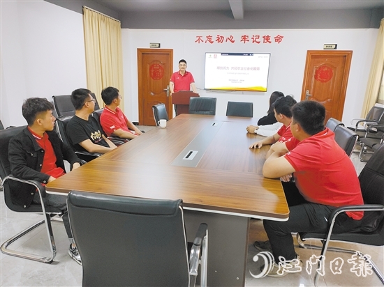 梁煒坤（臺上）與同事們召開技術(shù)交流會，以此提升服務(wù)水平。