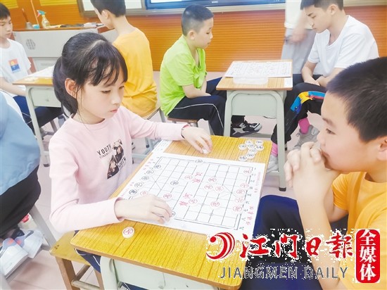 杜阮小學(xué)78名小棋手參加校園象棋比賽。