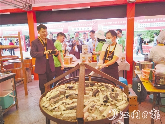 恩平燒餅傳統(tǒng)制作技藝吸引現(xiàn)場(chǎng)眾多目光。