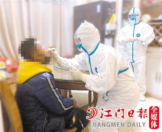 市疾控中心工作人員在開展取樣工作。