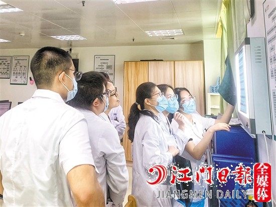 醫(yī)生團隊研究黃阿婆的顱腦磁共振結果。