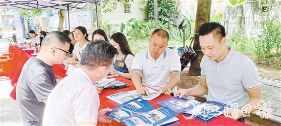 恩城街道人大工委組織代表開展宣傳活動(dòng)。