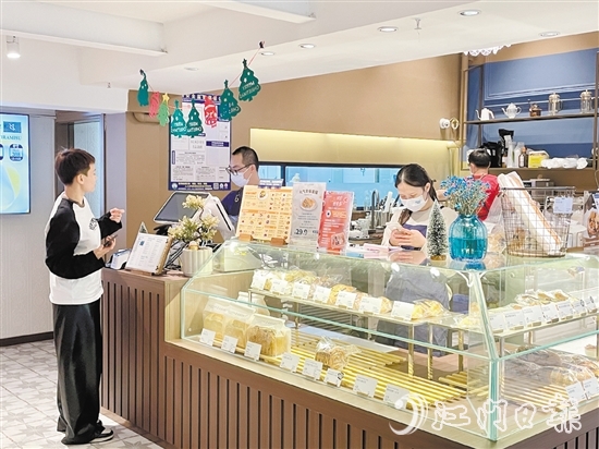 網(wǎng)紅面包店為消費者提供“吃+喝+拍照”的復(fù)合式新體驗。