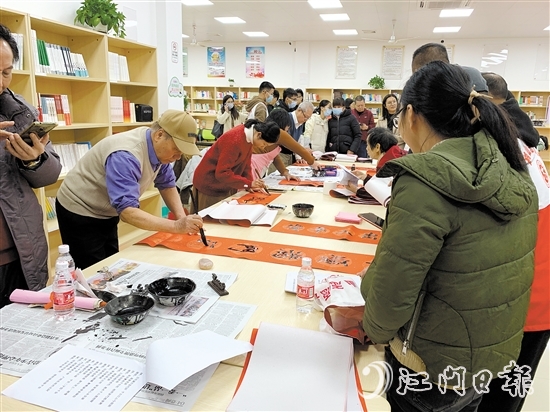 書法家現(xiàn)場書寫春聯(lián)，為退役軍人和群眾送上新春祝福。