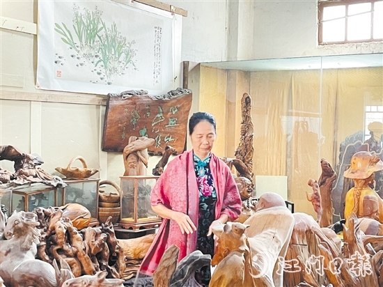 黃綺屏和她的根雕藝術(shù)藏品。