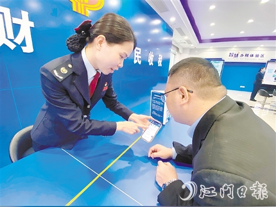 稅務(wù)工作人員指導(dǎo)市民如何使用數(shù)字人民幣繳費。市稅務(wù)局提供