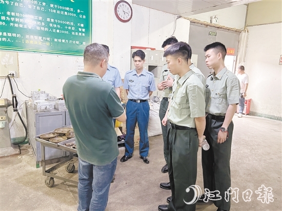 圣堂鎮(zhèn)組織退役軍人走進企業(yè)參觀學習。