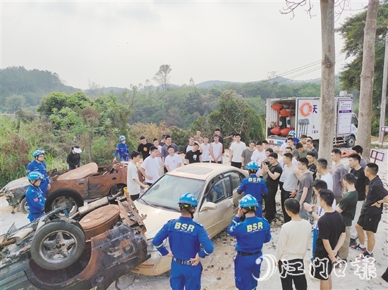 退役軍人參加地震救援實戰(zhàn)化訓練。