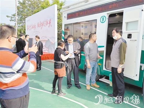江門“振興號(hào)金融動(dòng)車”為市民提供金融服務(wù)。