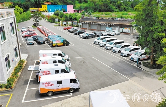 我市完成29輛江門“振興號(hào)金融動(dòng)車”改造工作，在全國首創(chuàng)“金融服務(wù)、政務(wù)服務(wù)、生活服務(wù)、電商服務(wù)”于一體的農(nóng)村金融移動(dòng)服務(wù)“江門模式”。