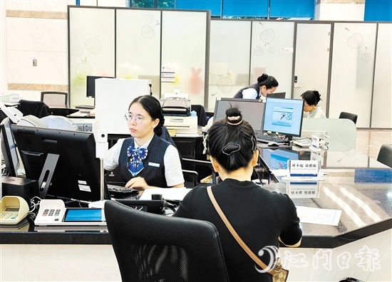 市民在銀行柜臺辦理房貸有關(guān)業(yè)務(wù)。