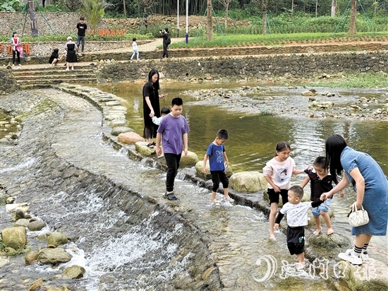 那吉鎮(zhèn)城圍村的十里河灘石谷成為市民、游客戲水游玩的好去處。