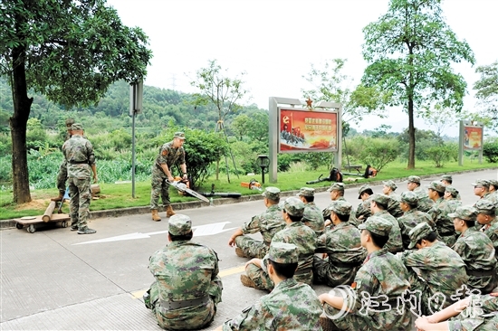 開平市人武部組織“周文雍陳鐵軍民兵連”開展為期七天的軍事訓(xùn)練。