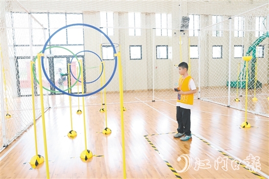 在比賽中，參賽選手熟練地完成起飛、降落、爬升、緊急迫降等模擬動作。