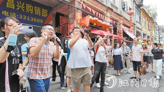 來自全國各地的專家學(xué)者、青年影像創(chuàng)作者、媒體代表深入蓬江各地采風(fēng)。圖為活動嘉賓在長堤歷史文化街區(qū)沉浸式感受城市文化氣息。