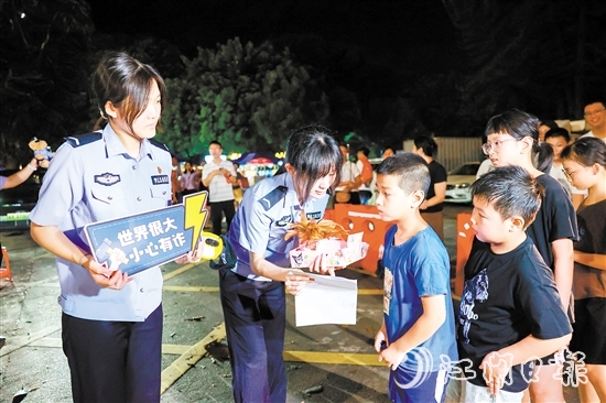 民輔警把“反詐攤位”開進(jìn)夜市，營造濃厚反詐宣傳氛圍。