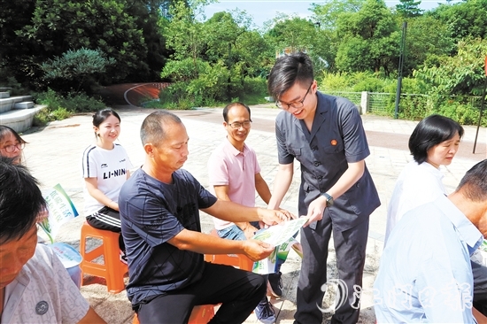 恩平市人民法院組織普法宣傳團(tuán)隊(duì)到江門市西湖公園開展“全國(guó)生態(tài)日”普法宣傳活動(dòng)。