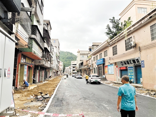 在人大代表的監(jiān)督下，恩平城區(qū)根塘街等街道污水管道及內(nèi)澇整治工程建設加快推進，即將完工通車。