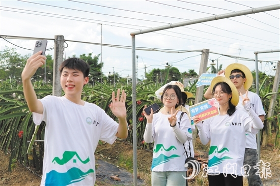 廣東南方職業(yè)學院“有夢·實踐”鄉(xiāng)村振興突擊隊大學生推介禮樂農(nóng)特產(chǎn)品。