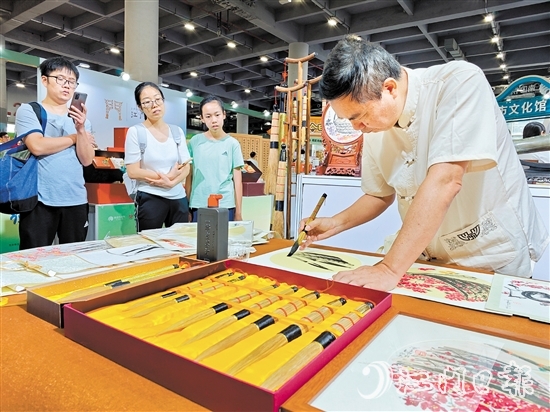 國(guó)家級(jí)非遺白沙茅龍筆傳承人張瑞亨現(xiàn)場(chǎng)展示茅龍筆繪畫技法。