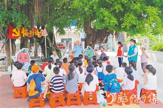 孩子們在杜阮鎮(zhèn)上巷村參加“榕樹講堂”。