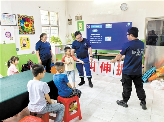 鶴山市藍天救援隊圍繞水域險情判斷、溺水自救方法、溺水施救方法、心肺復蘇方法等方面進行講解和現(xiàn)場模擬展示。