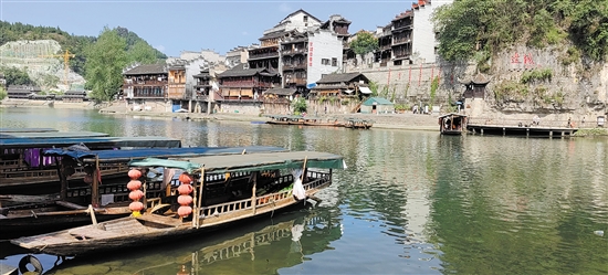 邊城茶峒景區(qū)古色古香。