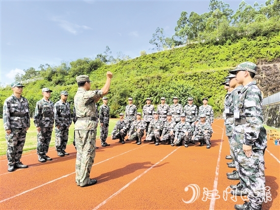 預(yù)定新兵頭頂烈日，在教練員的指揮下進(jìn)行訓(xùn)練。