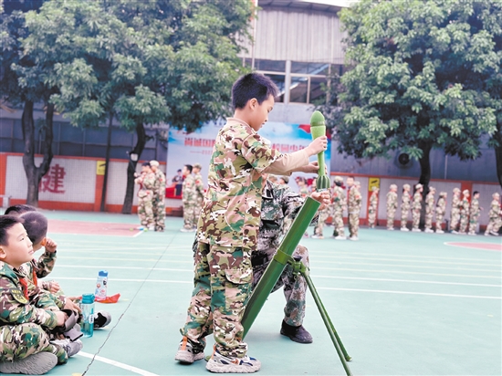 越塘小學(xué)學(xué)生正在體驗(yàn)軍事技能實(shí)操。