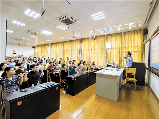 疼痛科醫(yī)生帶領市民練習保健操。