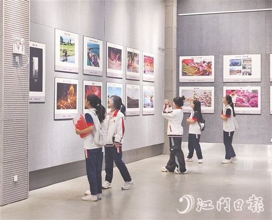 五邑大學(xué)經(jīng)濟(jì)管理學(xué)院學(xué)生們在觀展。