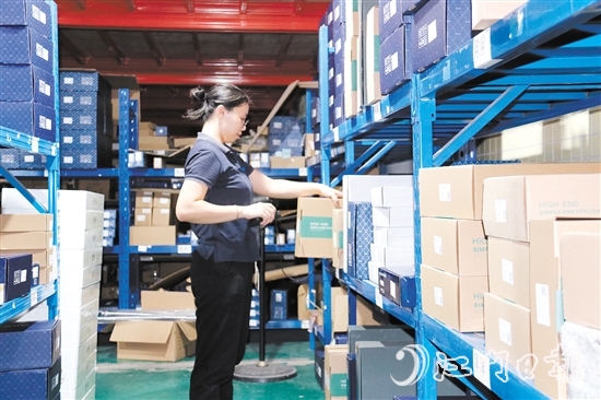 訂單多了，商家忙發(fā)貨。