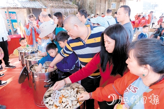 游客感受不同年份的新會(huì)陳皮顏色和香氣。