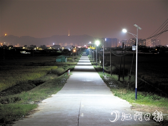 在古勞鎮(zhèn)大埠村，新安裝的太陽能路燈照亮村民的回家路。