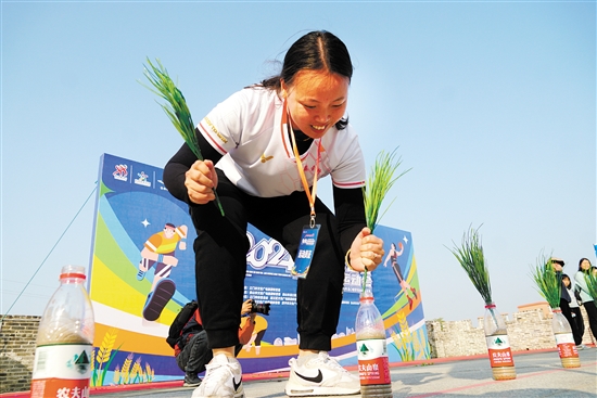 這位選手巧妙地將秧苗插進(jìn)瓶中。