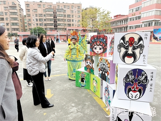 “小小紅豆班”小學(xué)員以粵劇扮相介紹粵劇臉譜繪畫作品。