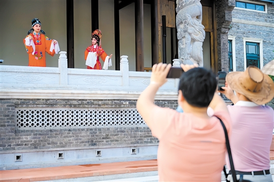 游客在赤坎華僑古鎮(zhèn)拍照“打卡”。