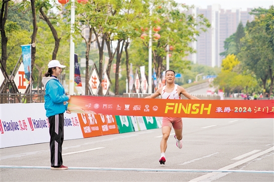 江門馬拉松半程終點(diǎn)設(shè)在江海區(qū)，江海賽道涉及多個地標(biāo)性區(qū)域。圖為“半馬”第一名選手沖線。郭永樂