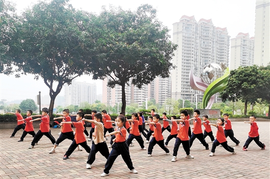 紫茶小學(xué)利用課間開展武術(shù)、軍體拳教學(xué)，引導(dǎo)孩子強(qiáng)身健體。