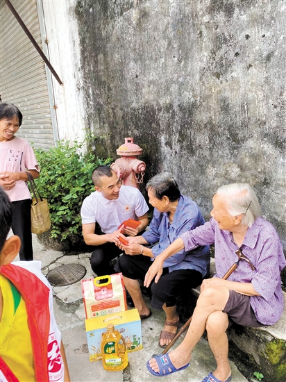 陳德洪（左一）在新會區(qū)梅江村慰問長者。