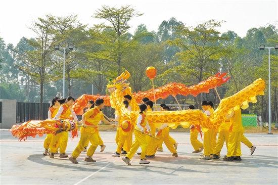 址山小學為學生搭建多元化的展示平臺。圖為該校龍獅社團成員在體藝社團成果展示活動中進行舞龍表演。