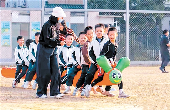 孩子們騎坐在“旱地龍舟”上，駕馭著“毛毛蟲”跑出速度、跑出激情。