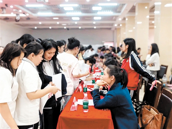 校企對接雙選會搭建了用人單位和畢業(yè)生雙向選擇的大型平臺。