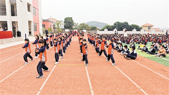 活動中，學生們神采奕奕、動作有力、整齊劃一。