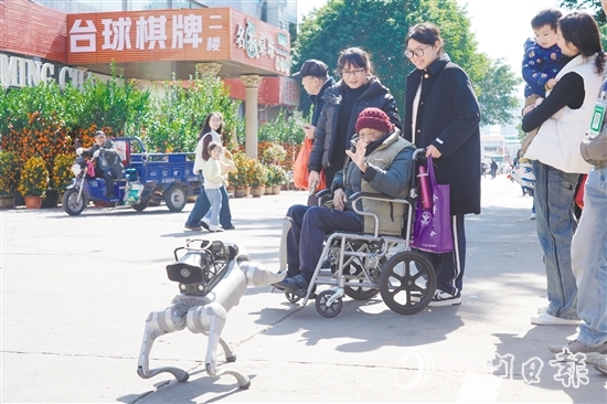 電子警犬與市民友好互動(dòng)。