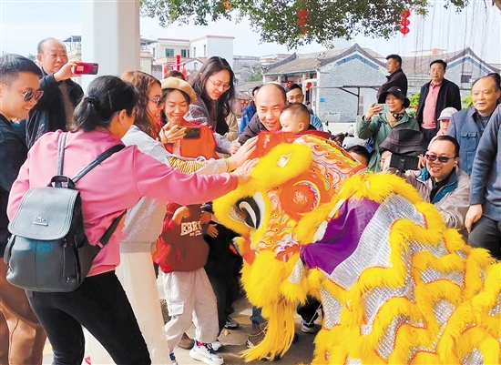 蔡李佛醒獅活動深受眾人歡迎，為江門增添了濃濃年味。