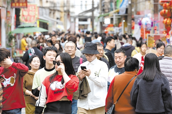 長(zhǎng)堤歷史文化街區(qū)游人如織。