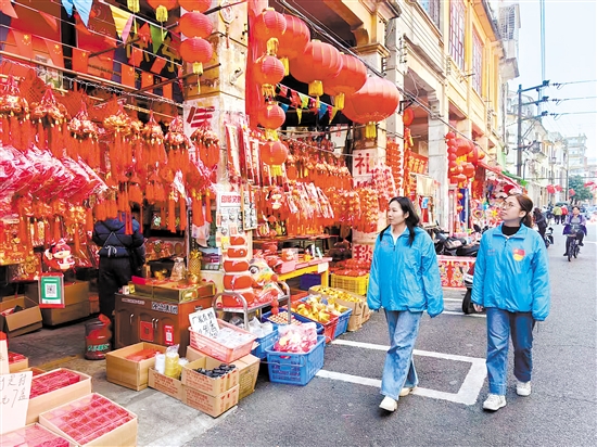 江門發(fā)動黨員干部服務(wù)保障好重點(diǎn)文旅場所及文旅活動。圖為蓬江區(qū)白沙街道黨員干部在長堤歷史文化街區(qū)巡邏。