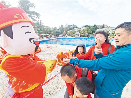 在那琴半島地質(zhì)海洋公園，游客與新春巡游隊伍互動。